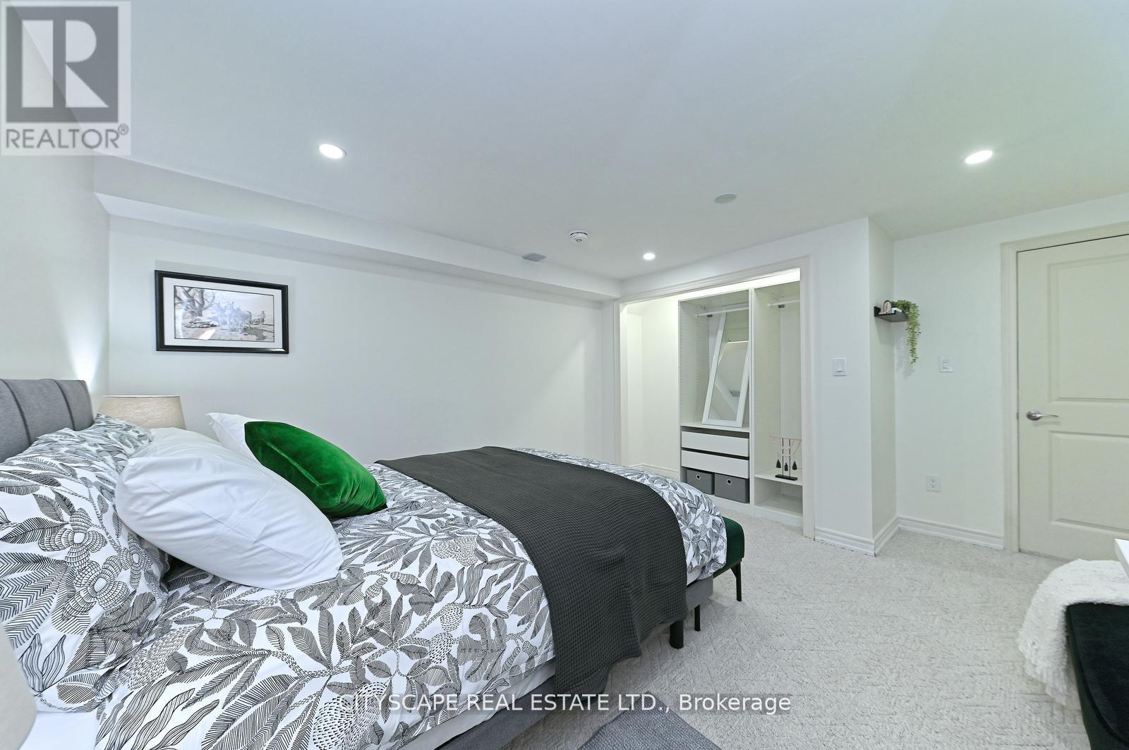 354 Plains Road W, Burlington, ON - Indoor Photo Showing Bedroom