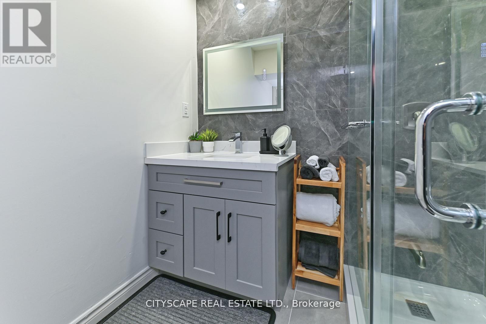 354 Plains Road W, Burlington, ON - Indoor Photo Showing Bathroom