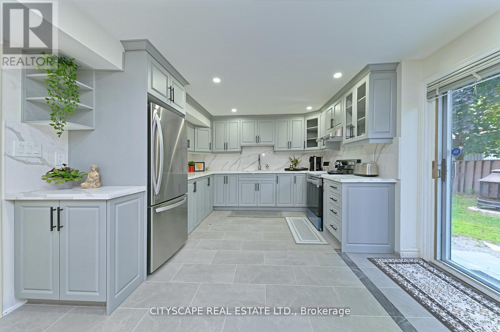 354 Plains Road W, Burlington, ON - Indoor Photo Showing Kitchen