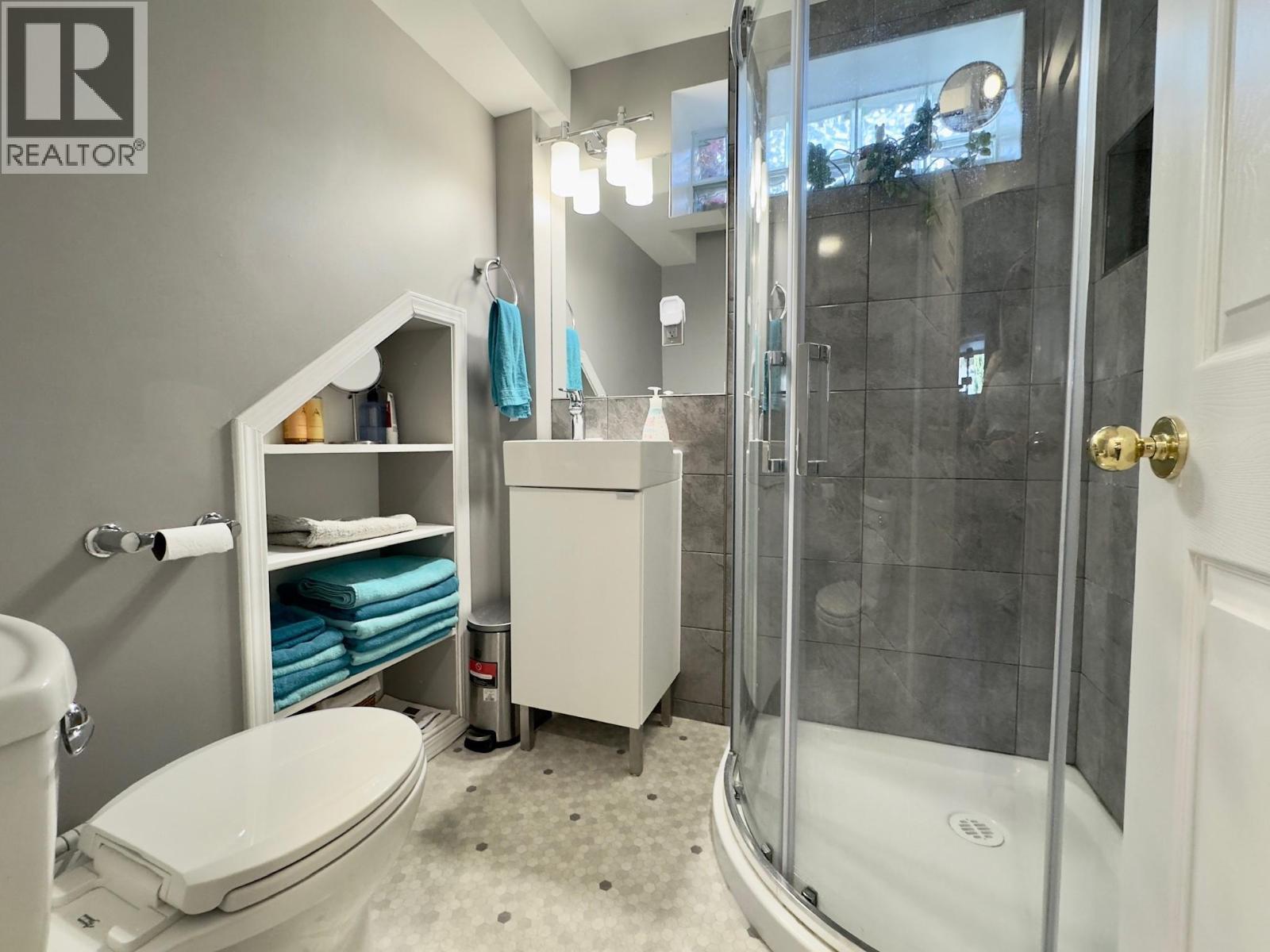 1556 Duncan Avenue E, Penticton, BC - Indoor Photo Showing Bathroom