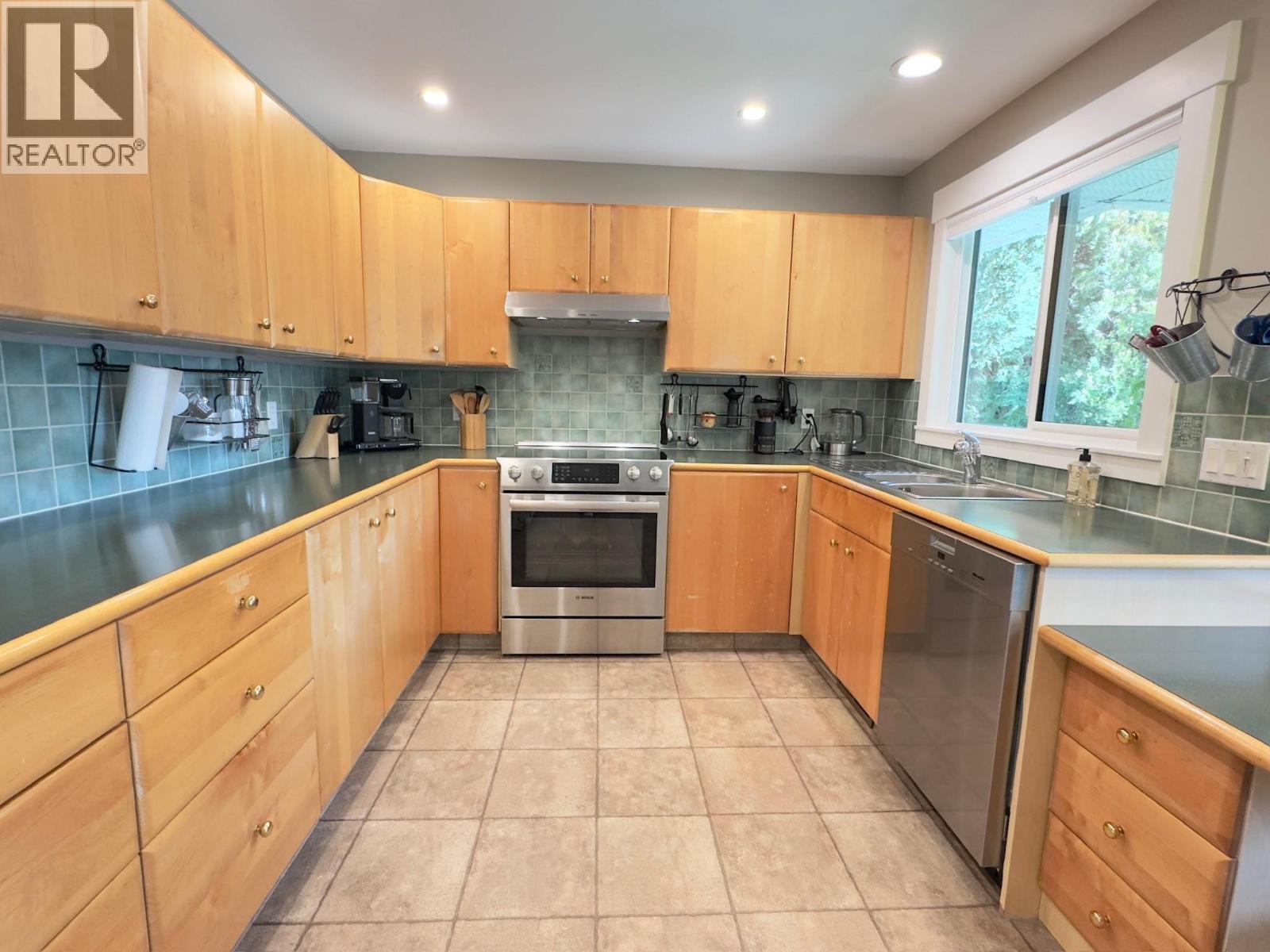 1556 Duncan Avenue E, Penticton, BC - Indoor Photo Showing Kitchen