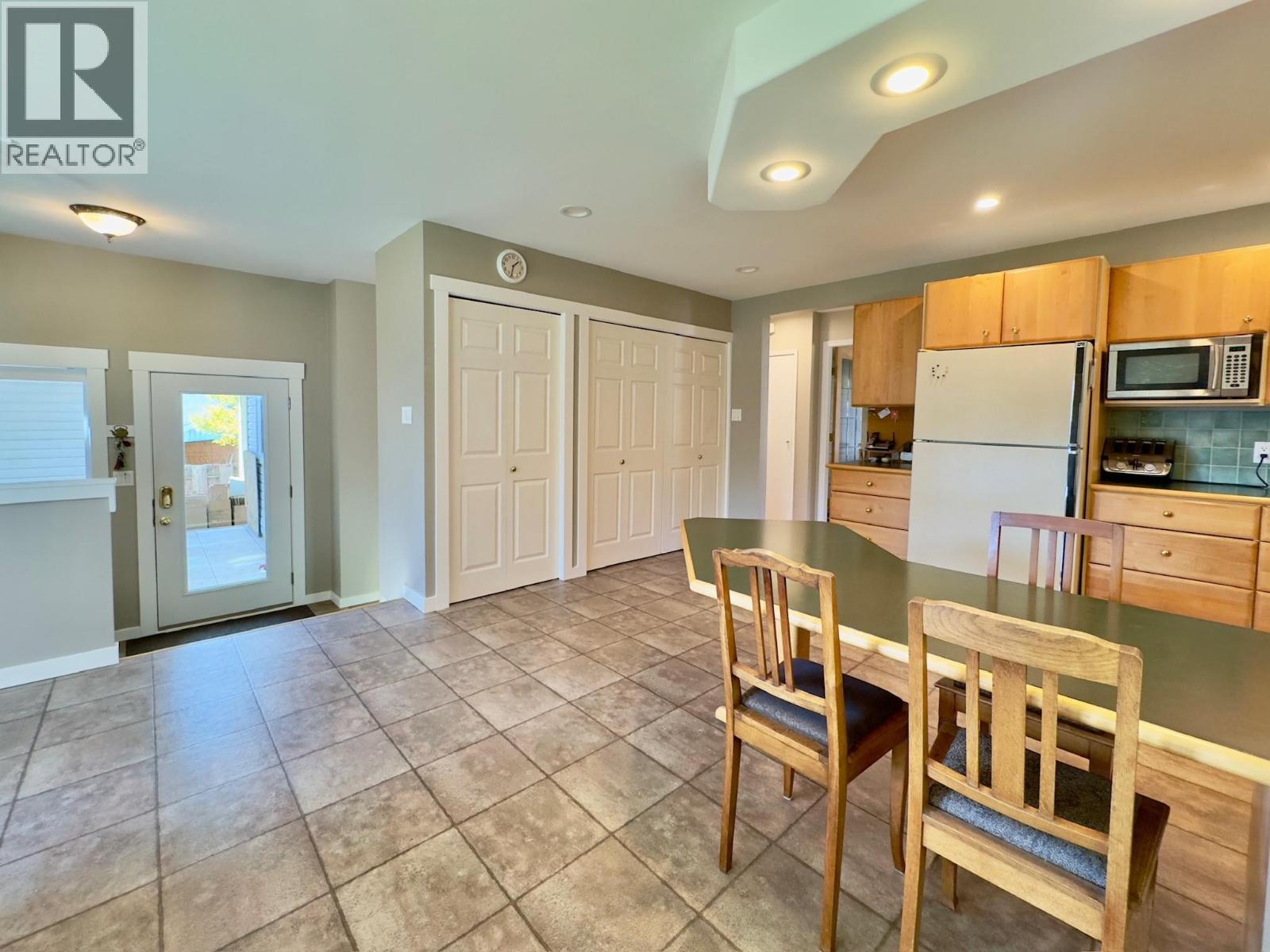 1556 Duncan Avenue E, Penticton, BC - Indoor Photo Showing Kitchen