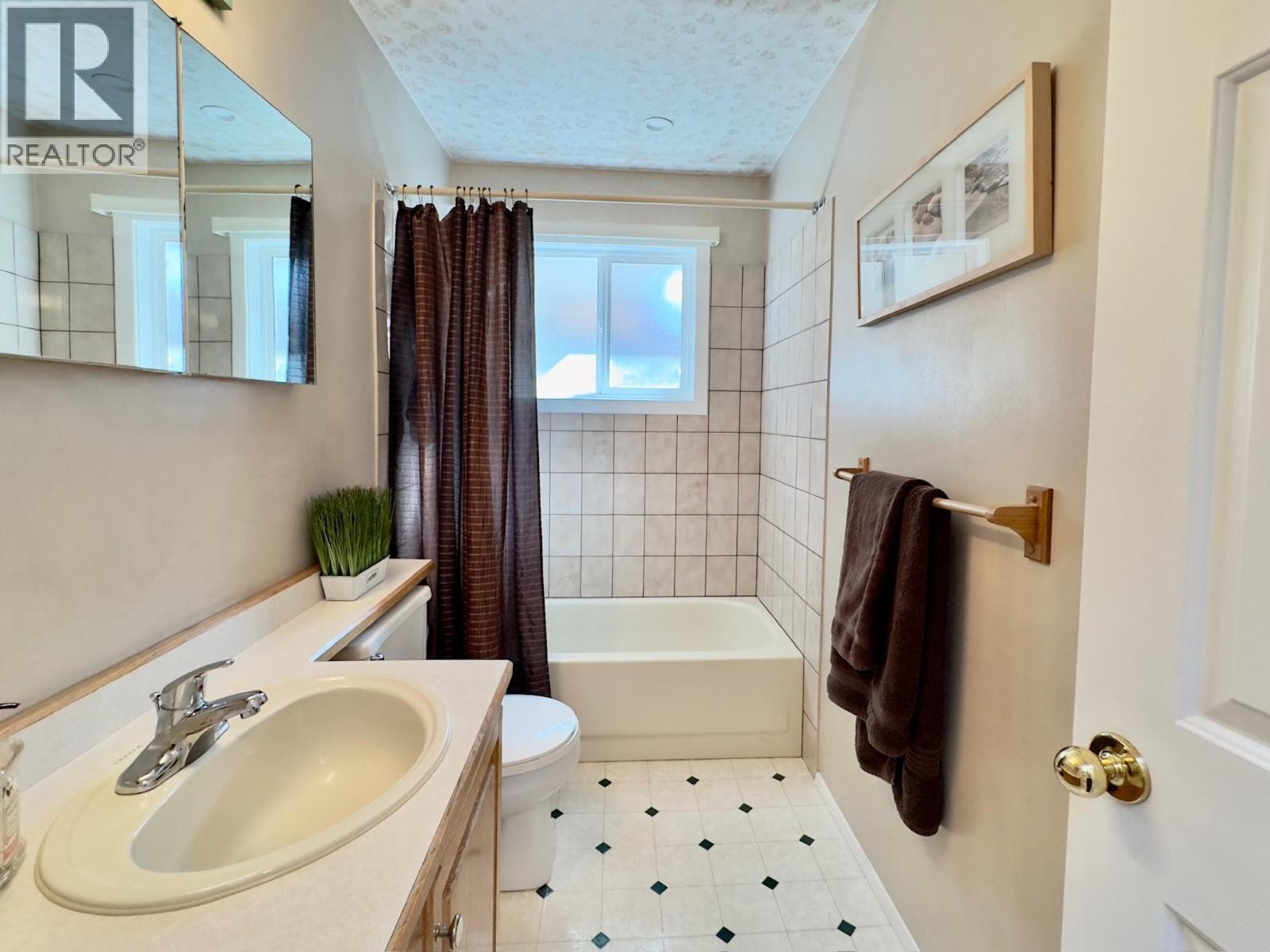 1556 Duncan Avenue E, Penticton, BC - Indoor Photo Showing Bathroom