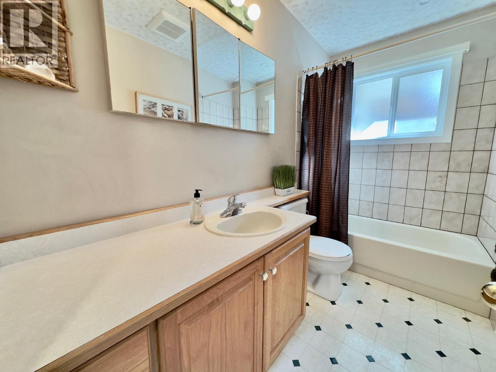 1556 Duncan Avenue E, Penticton, BC - Indoor Photo Showing Bathroom
