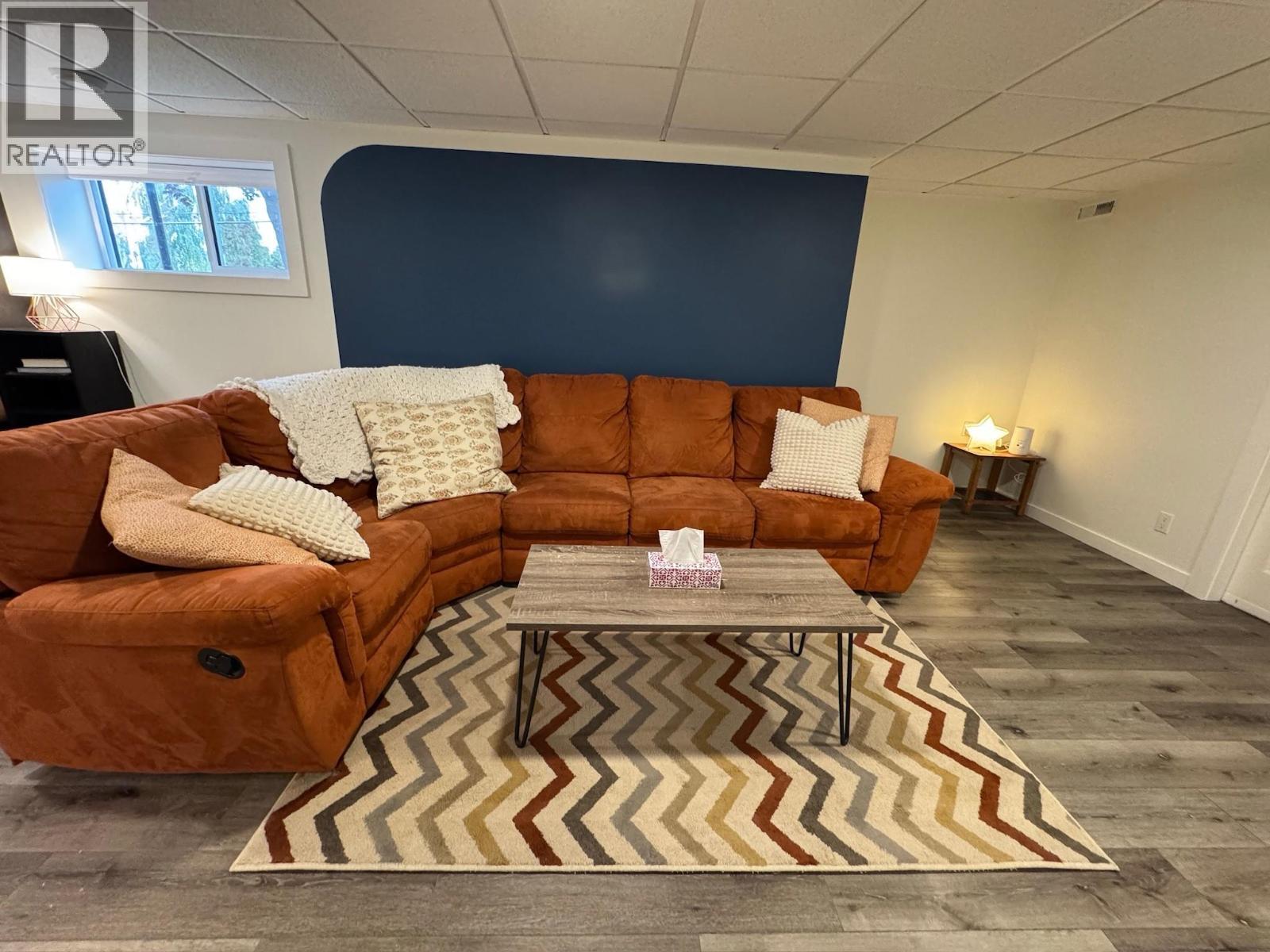 1556 Duncan Avenue E, Penticton, BC - Indoor Photo Showing Living Room