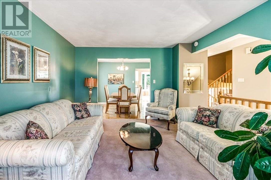 92 Ravina Avenue, Garson, ON - Indoor Photo Showing Living Room