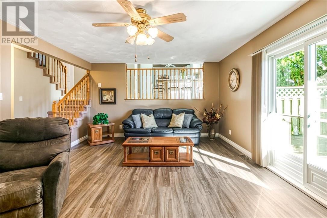 92 Ravina Avenue, Garson, ON - Indoor Photo Showing Living Room