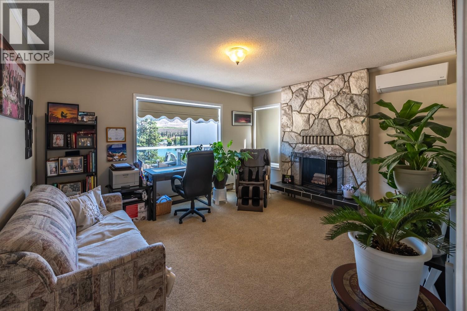 6764 Lakeside Drive, Oliver, BC - Indoor Photo Showing Living Room With Fireplace