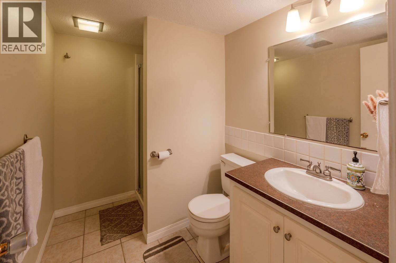 6764 Lakeside Drive, Oliver, BC - Indoor Photo Showing Bathroom