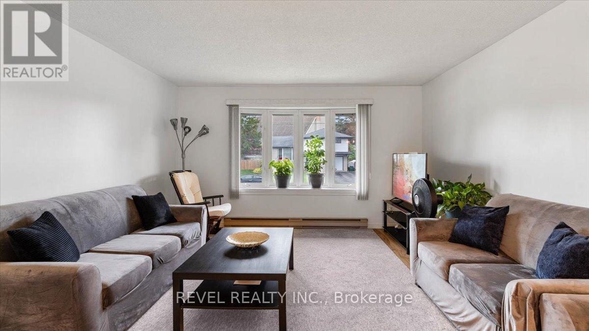 12 Chown Crescent, Belleville, ON - Indoor Photo Showing Living Room