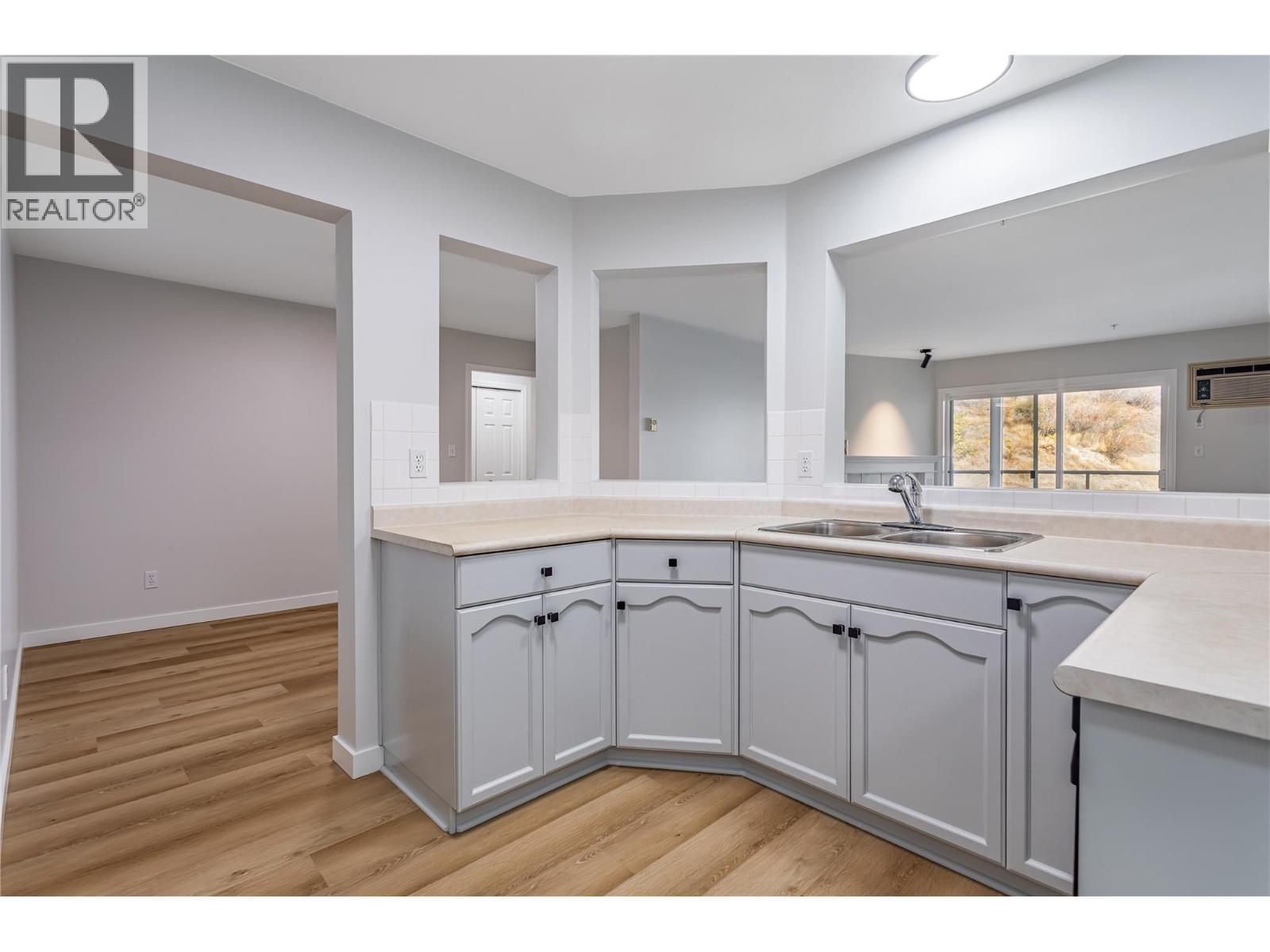 3806 35 Avenue Unit# 309, Vernon, BC - Indoor Photo Showing Kitchen With Double Sink