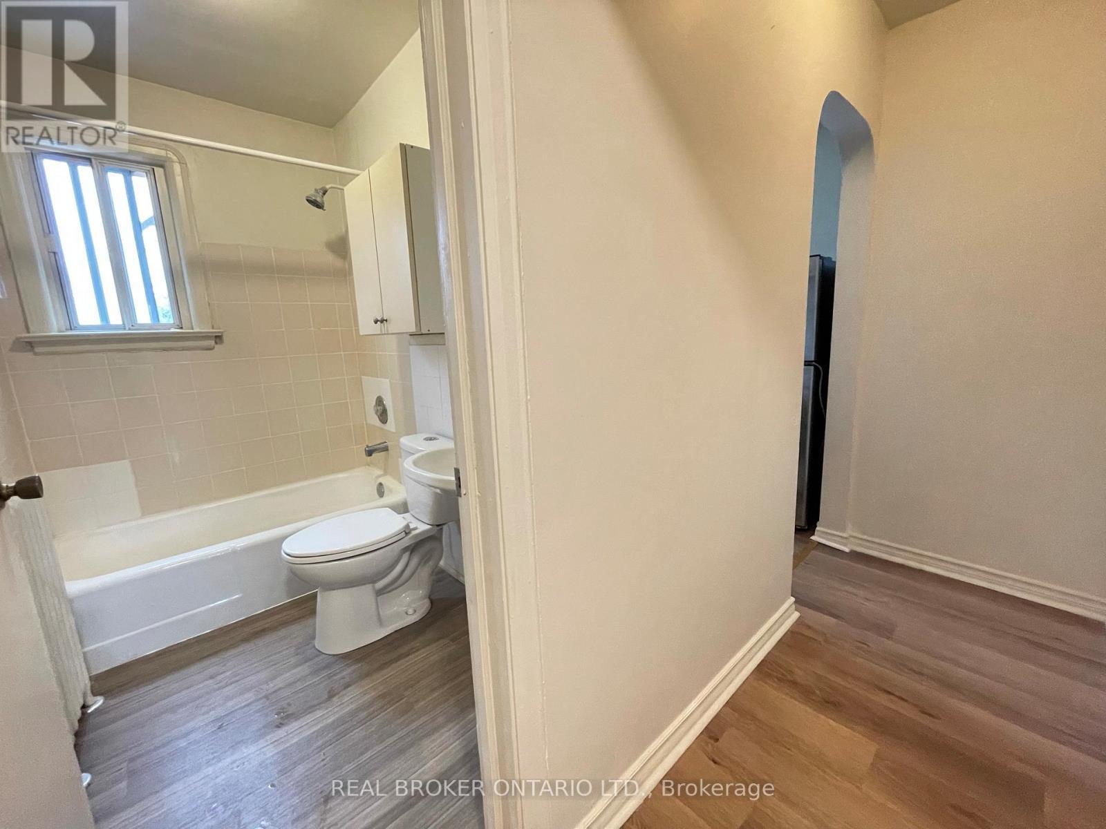 C - 204 O'Connor Drive, Toronto, ON - Indoor Photo Showing Bathroom