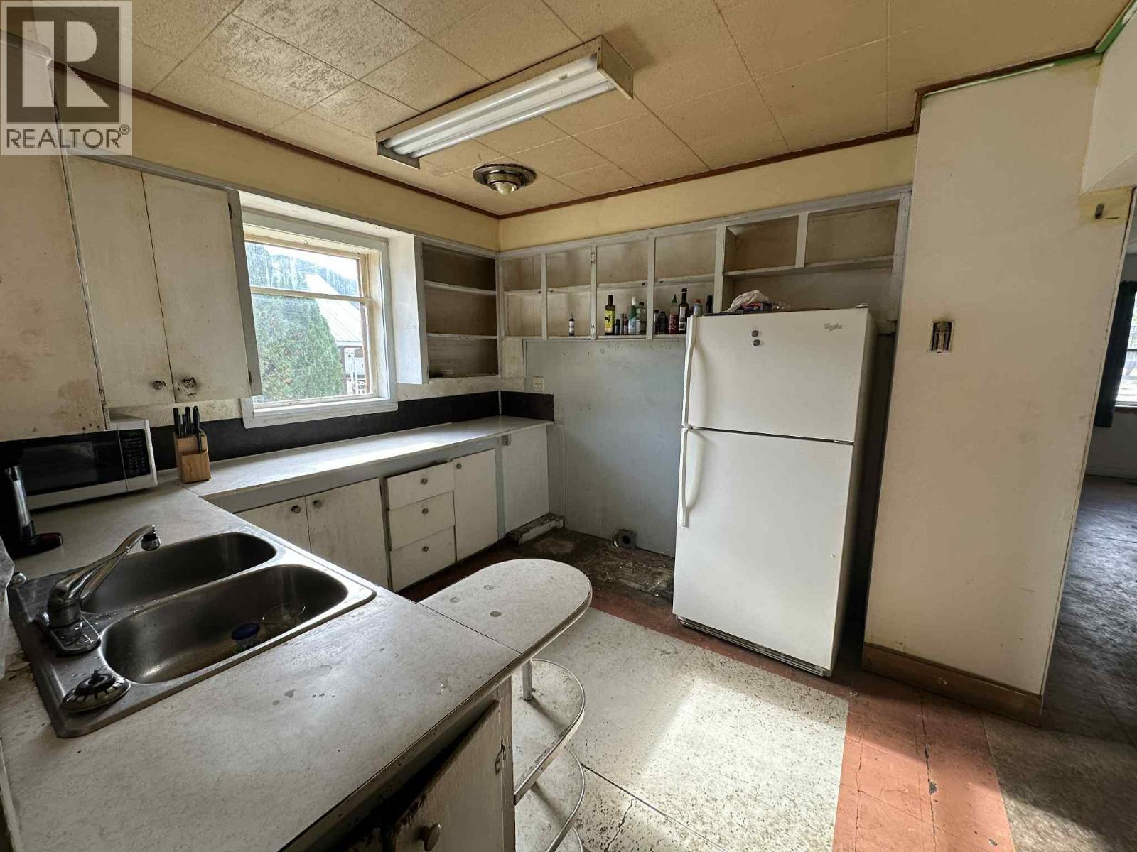 515 Sayward Avenue, Salmo, BC - Indoor Photo Showing Kitchen With Double Sink
