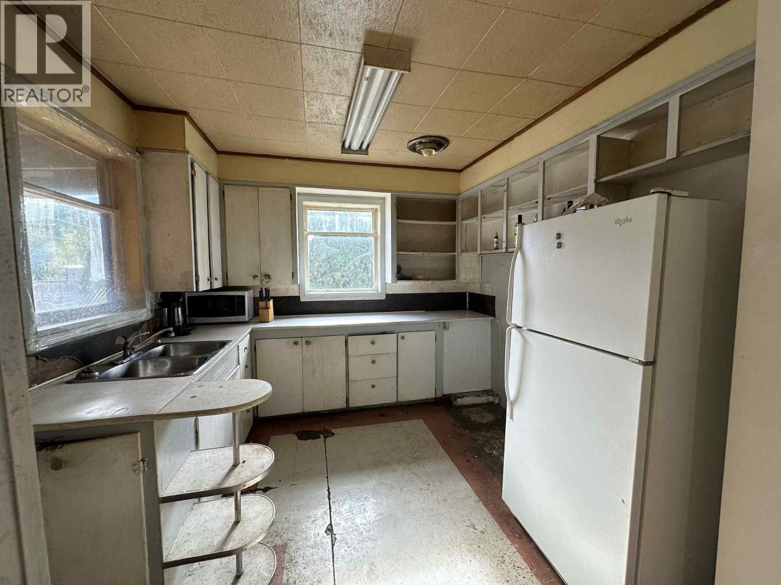 515 Sayward Avenue, Salmo, BC - Indoor Photo Showing Kitchen With Double Sink