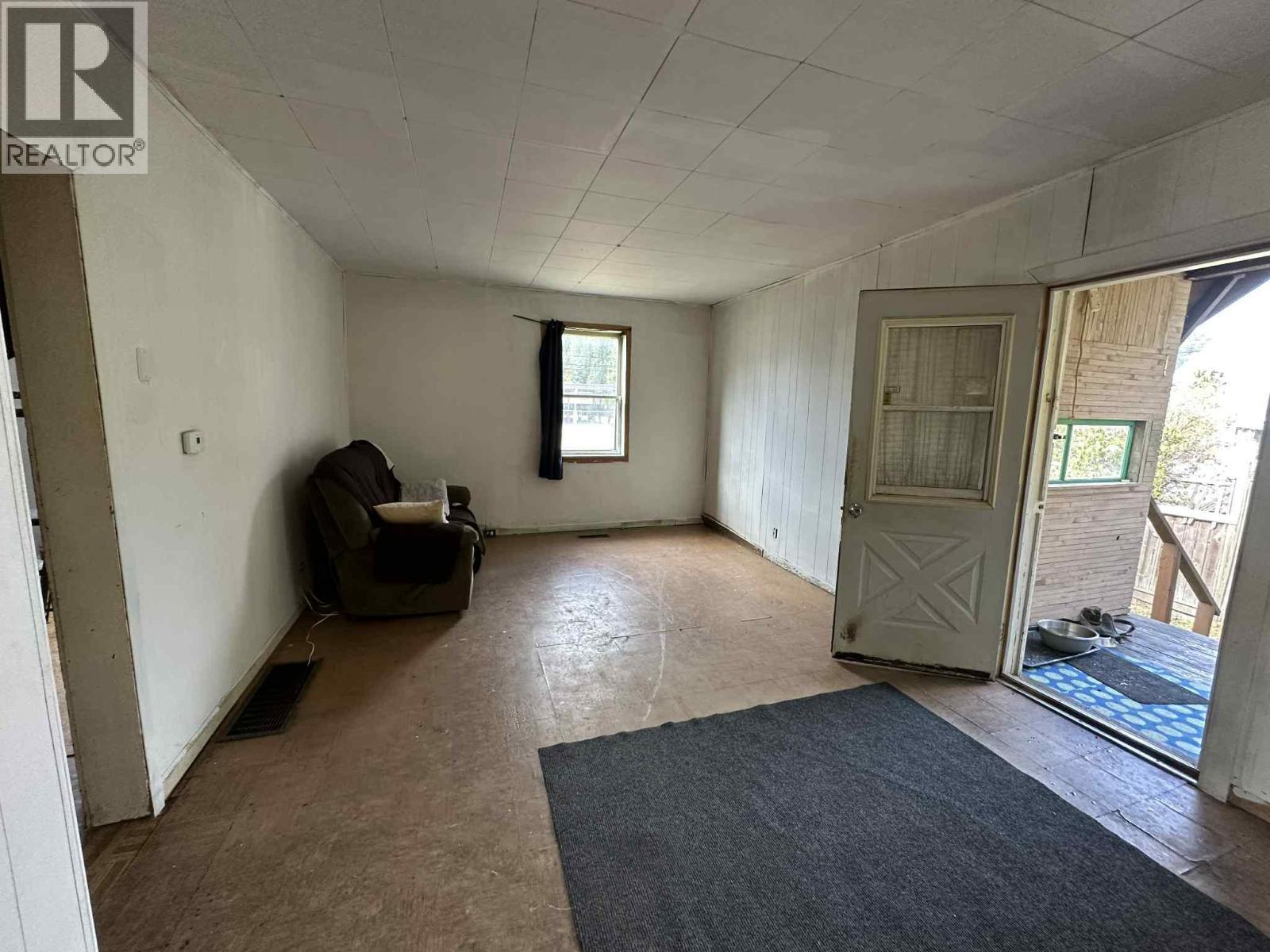 515 Sayward Avenue, Salmo, BC - Indoor Photo Showing Other Room