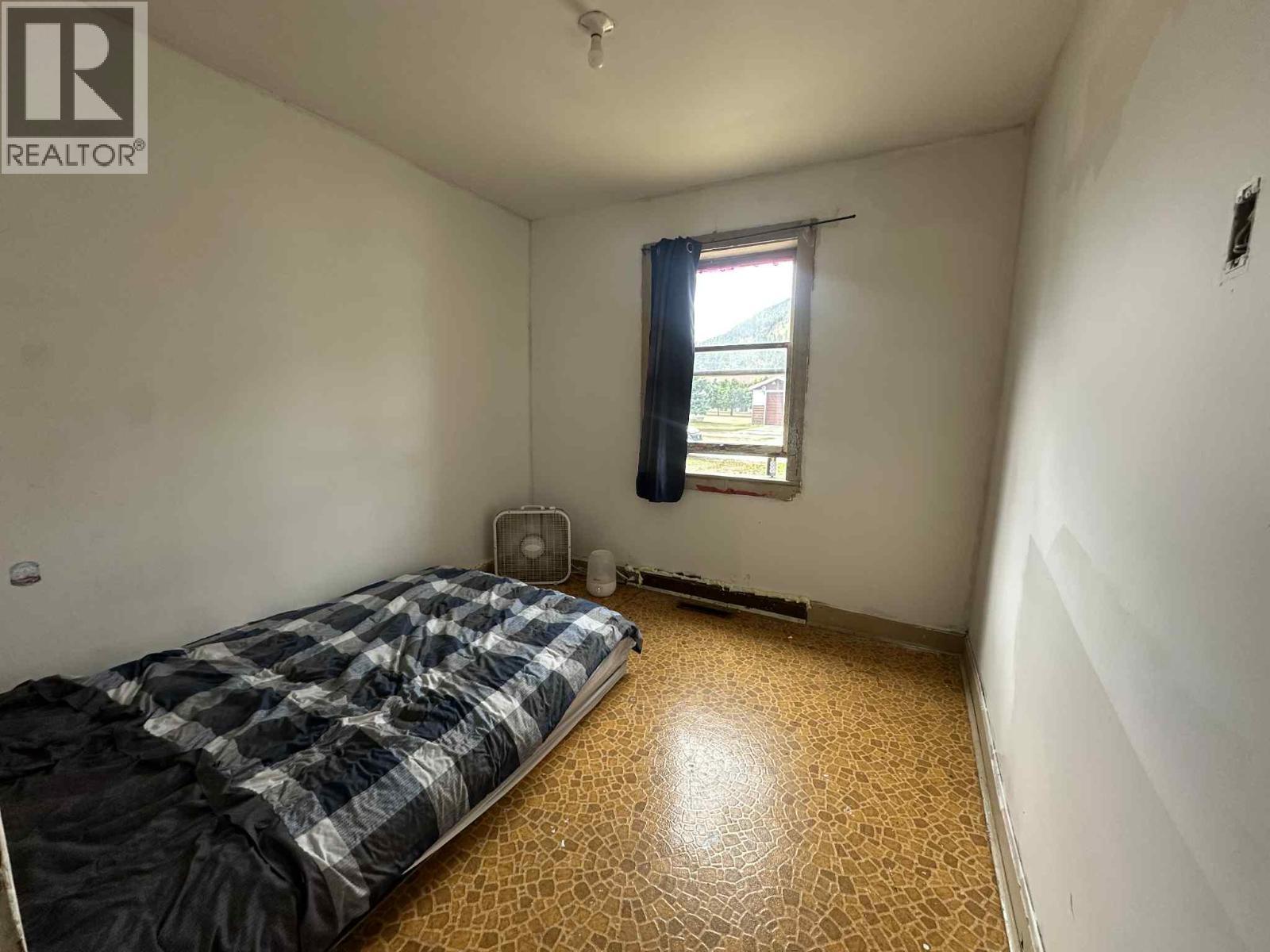 515 Sayward Avenue, Salmo, BC - Indoor Photo Showing Bedroom