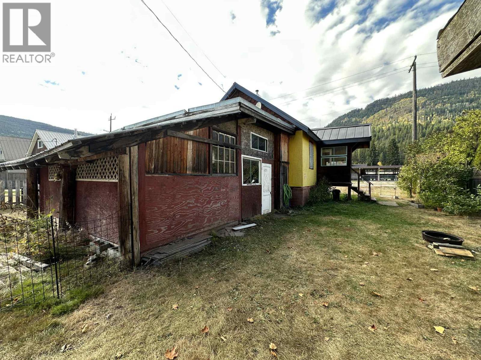515 Sayward Avenue, Salmo, BC - Outdoor