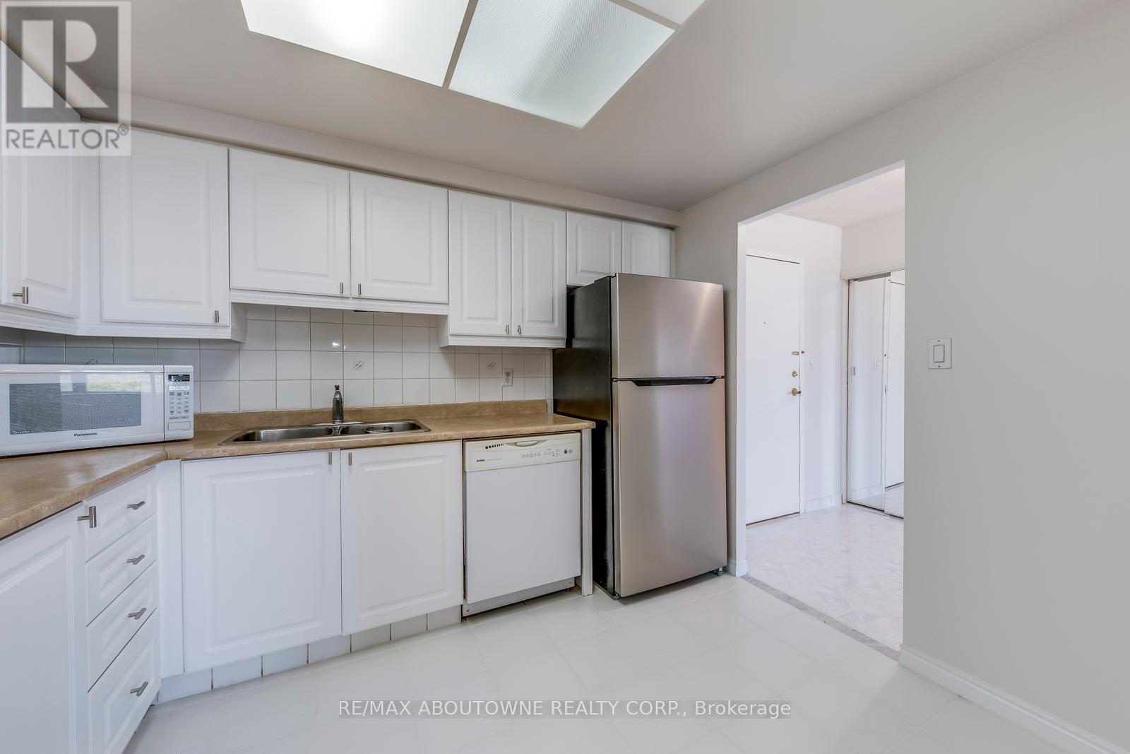 1415 - 135 Hillcrest Avenue, Mississauga, ON - Indoor Photo Showing Kitchen With Double Sink