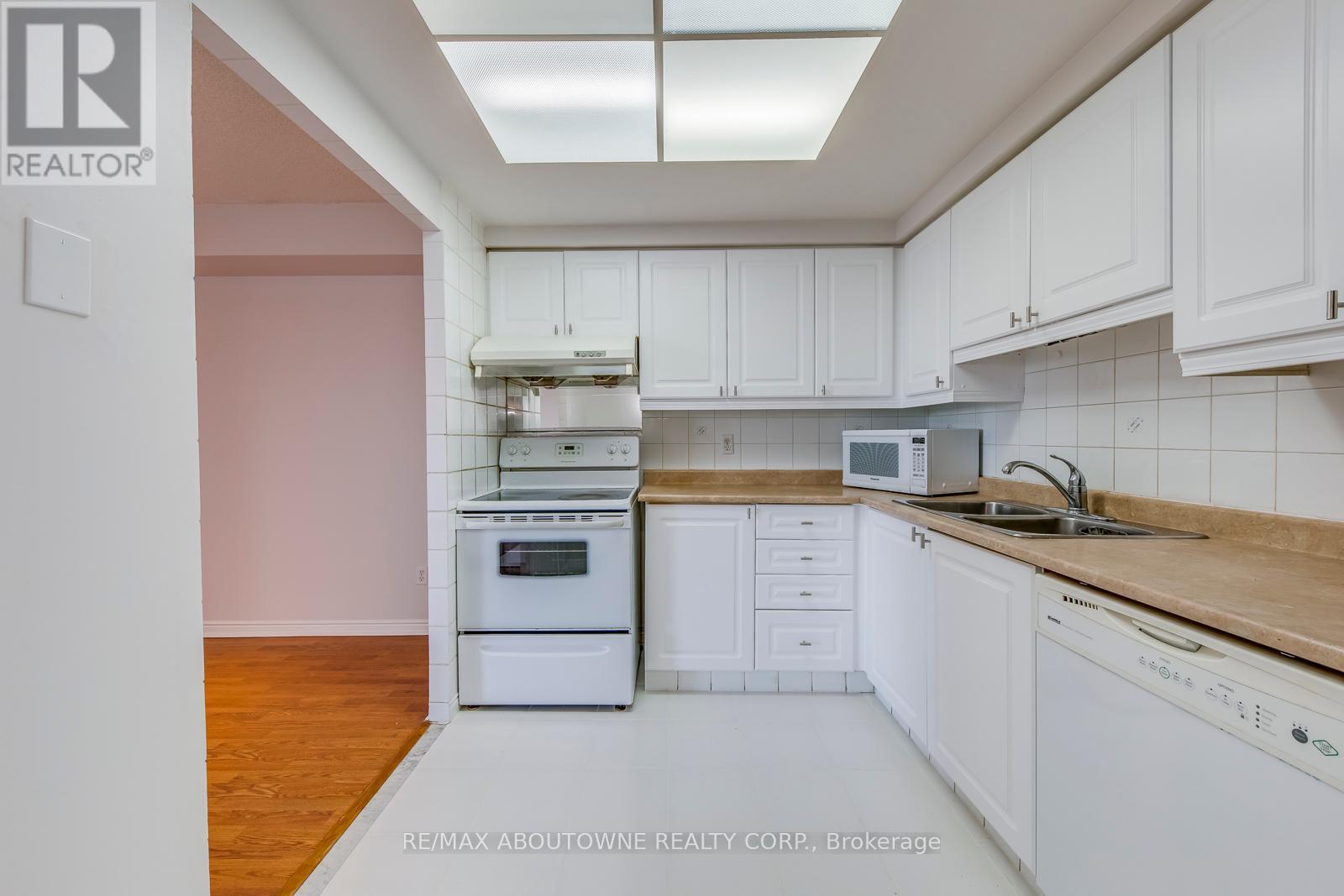 1415 - 135 Hillcrest Avenue, Mississauga, ON - Indoor Photo Showing Kitchen With Double Sink