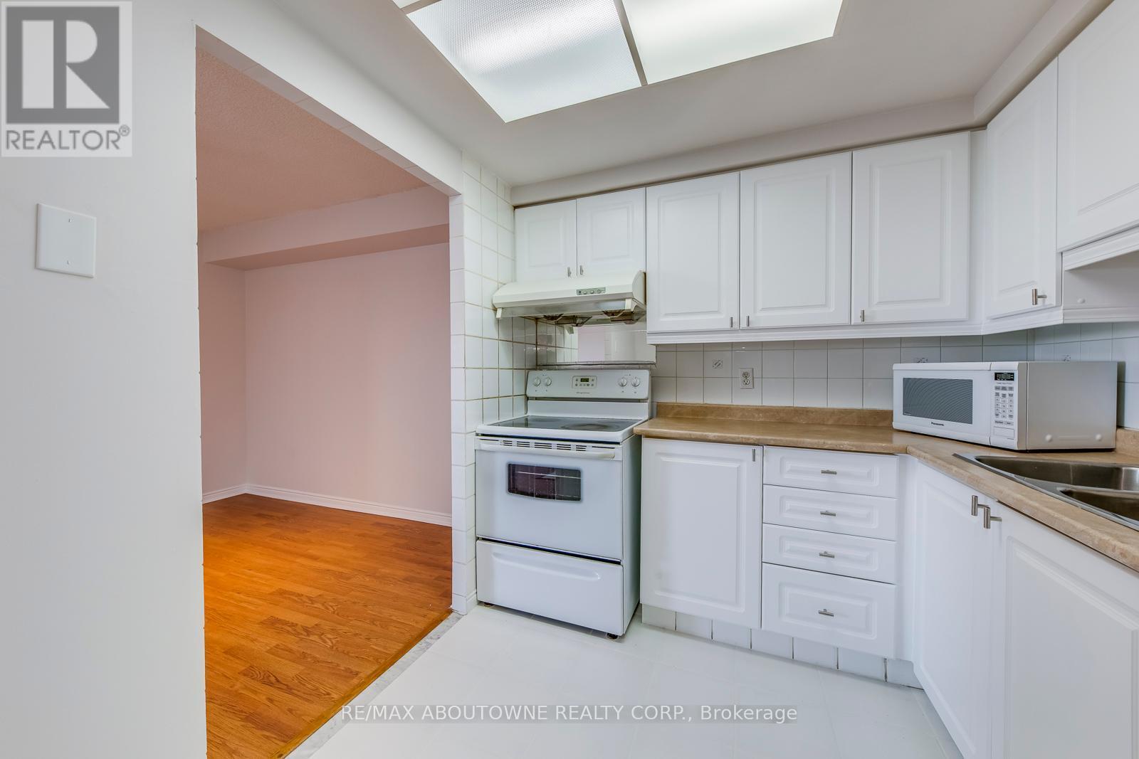 1415 - 135 Hillcrest Avenue, Mississauga, ON - Indoor Photo Showing Kitchen