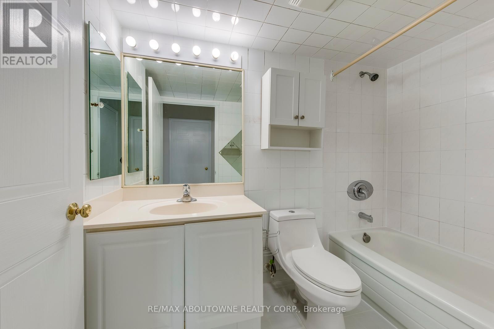 1415 - 135 Hillcrest Avenue, Mississauga, ON - Indoor Photo Showing Bathroom