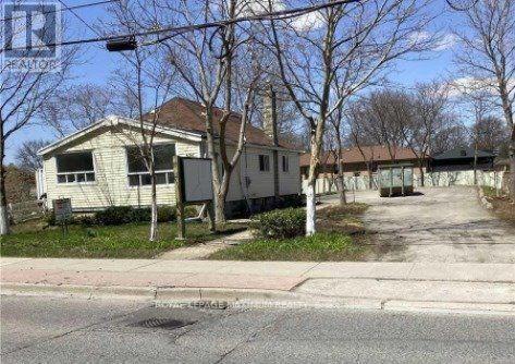 698 Sheppard Avenue W, Toronto, ON