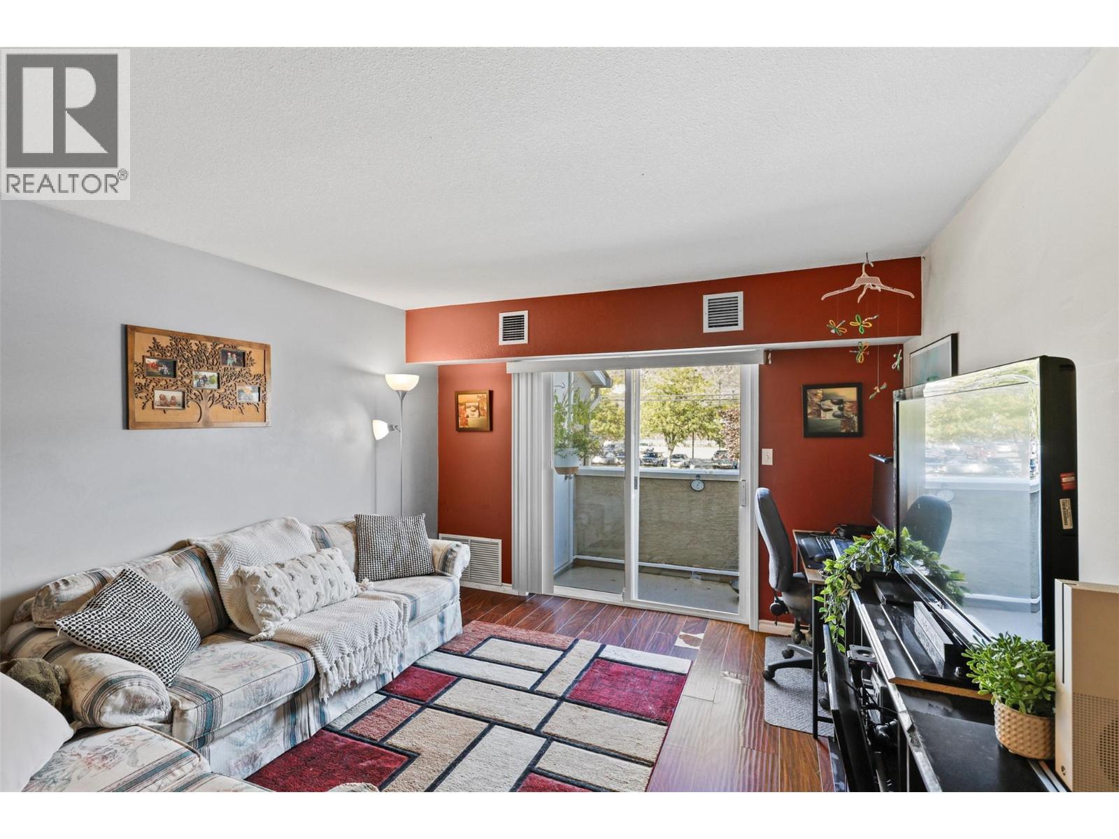 1295 12Th Street Unit# 203, Kamloops, BC - Indoor Photo Showing Living Room