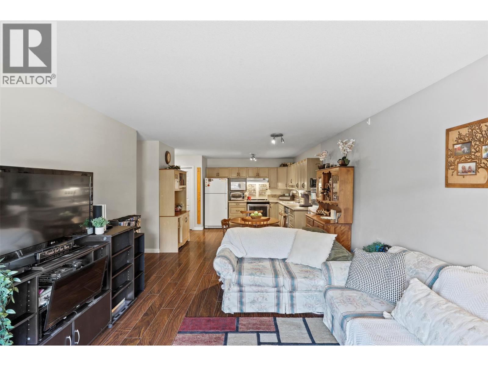 1295 12Th Street Unit# 203, Kamloops, BC - Indoor Photo Showing Living Room