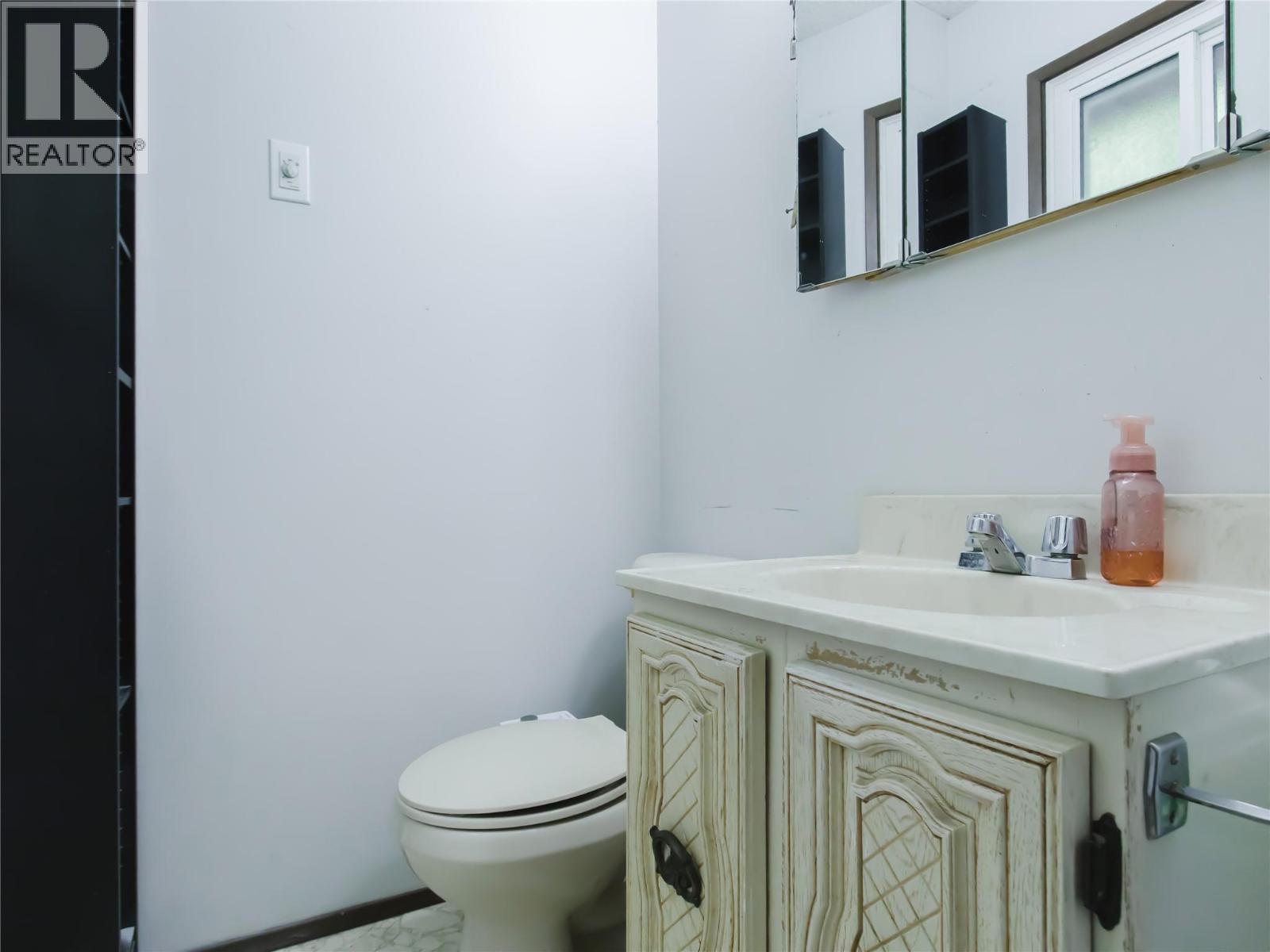 8043 97A Highway, Mara, BC - Indoor Photo Showing Bathroom