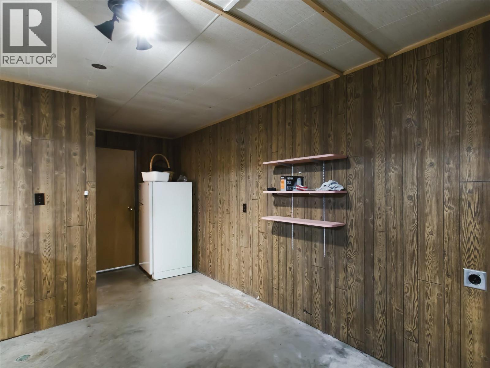 8043 97A Highway, Mara, BC - Indoor Photo Showing Other Room