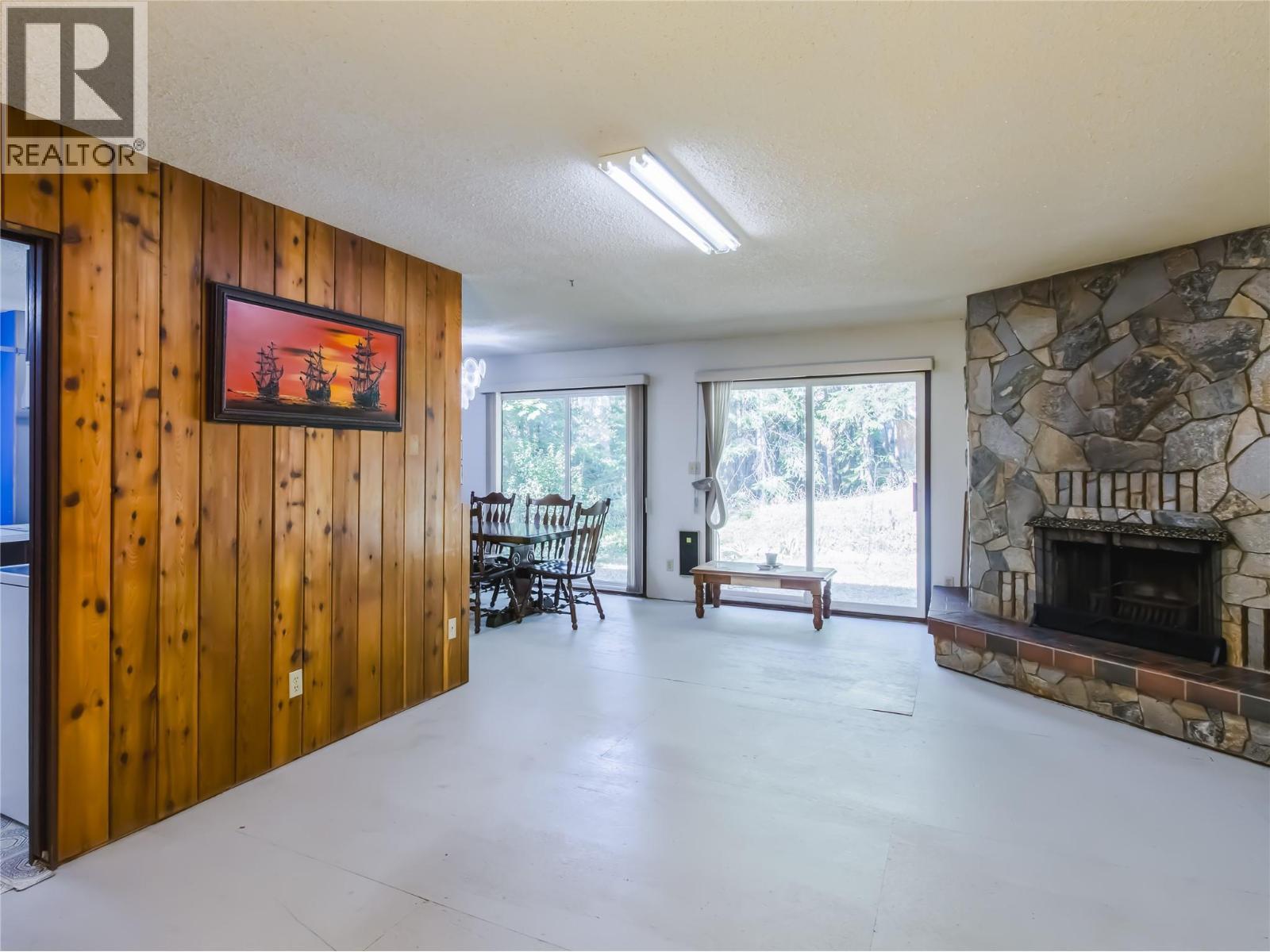 8043 97A Highway, Mara, BC - Indoor Photo Showing Living Room With Fireplace