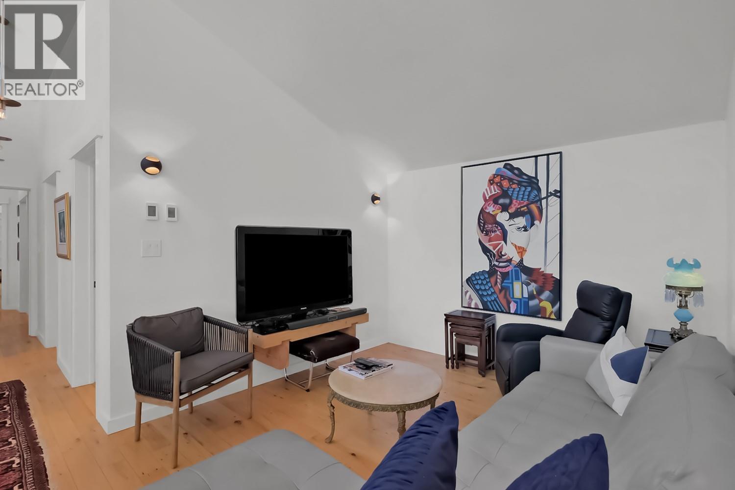 5290 Trepanier Bench Road, Peachland, BC - Indoor Photo Showing Living Room