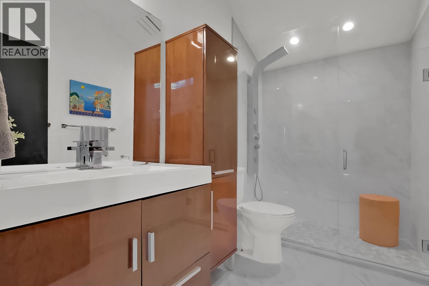 5290 Trepanier Bench Road, Peachland, BC - Indoor Photo Showing Bathroom