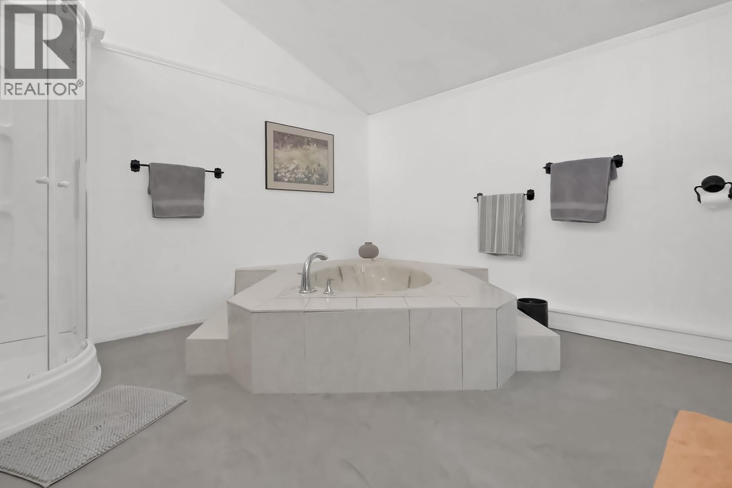 5290 Trepanier Bench Road, Peachland, BC - Indoor Photo Showing Bathroom