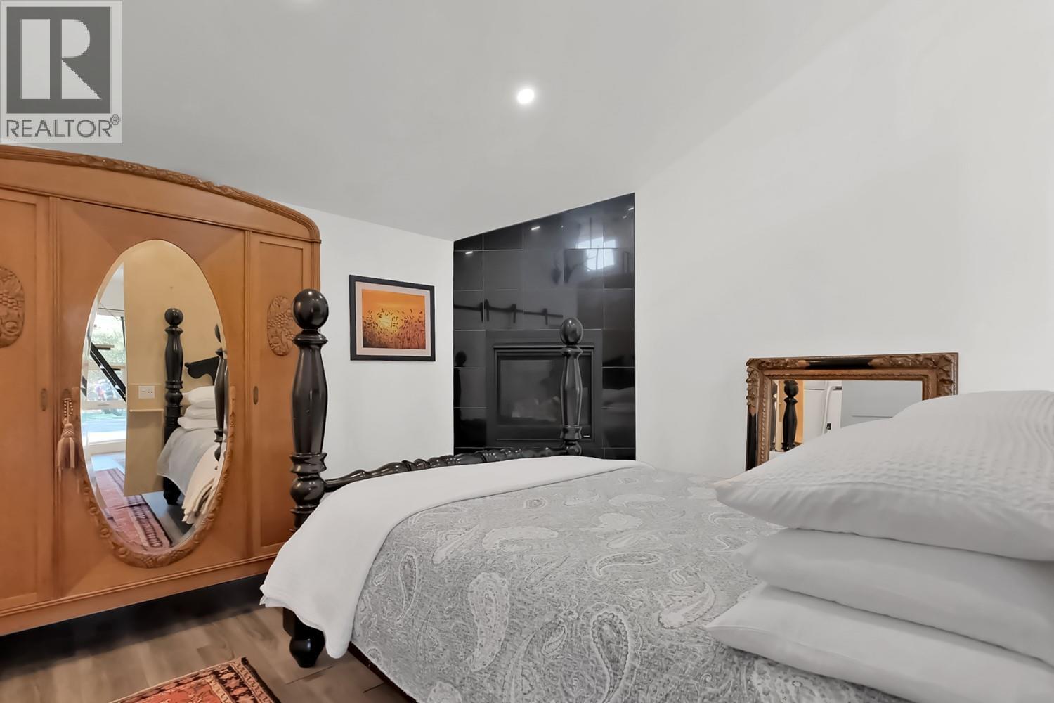 5290 Trepanier Bench Road, Peachland, BC - Indoor Photo Showing Bedroom