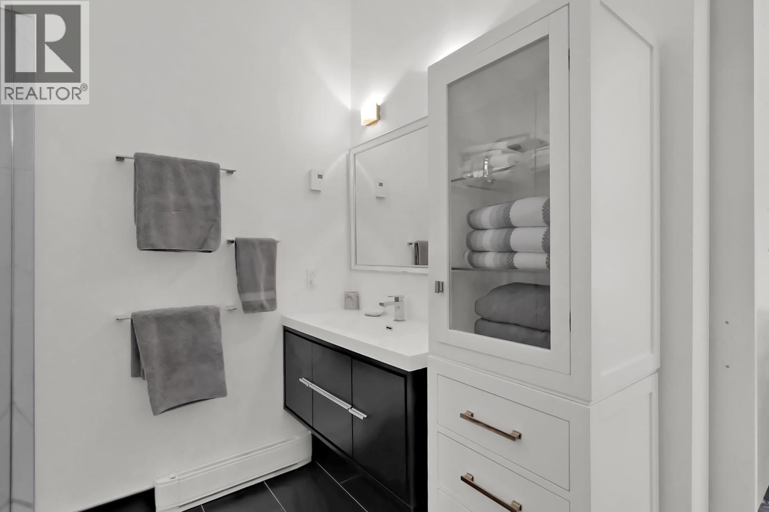 5290 Trepanier Bench Road, Peachland, BC - Indoor Photo Showing Bathroom