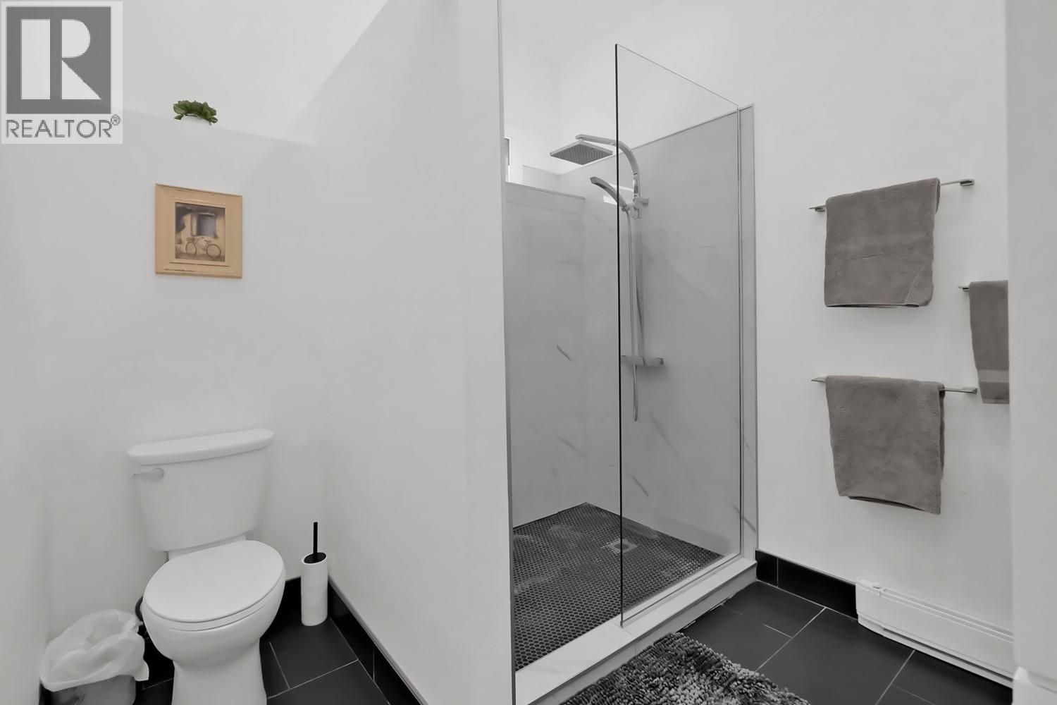 5290 Trepanier Bench Road, Peachland, BC - Indoor Photo Showing Bathroom