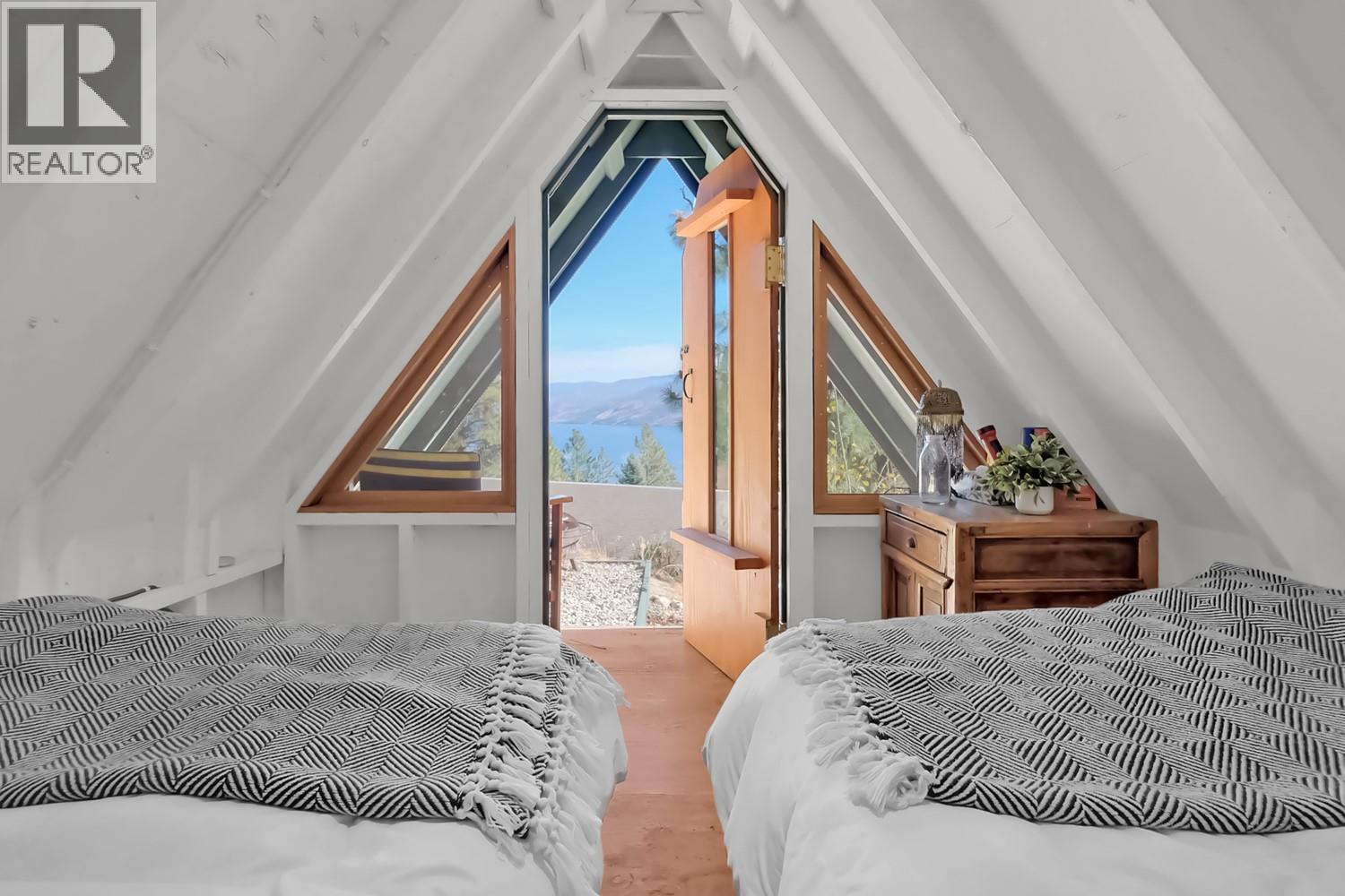 5290 Trepanier Bench Road, Peachland, BC - Indoor Photo Showing Bedroom