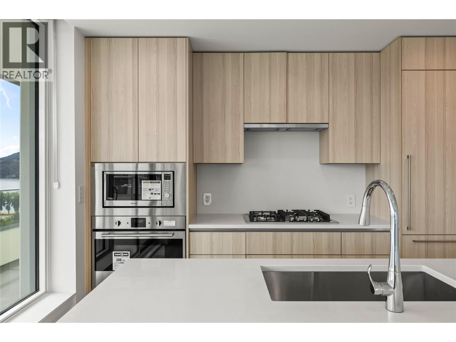 238 Leon Avenue Unit# 1704, Kelowna, BC - Indoor Photo Showing Kitchen With Upgraded Kitchen