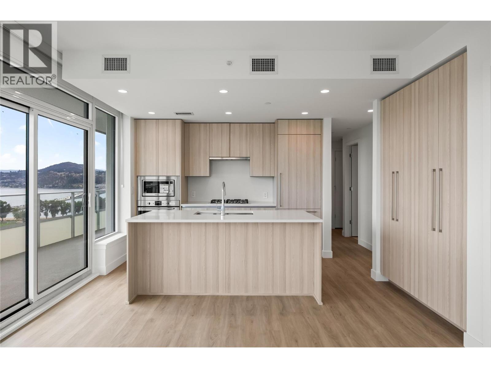 238 Leon Avenue Unit# 1704, Kelowna, BC - Indoor Photo Showing Kitchen