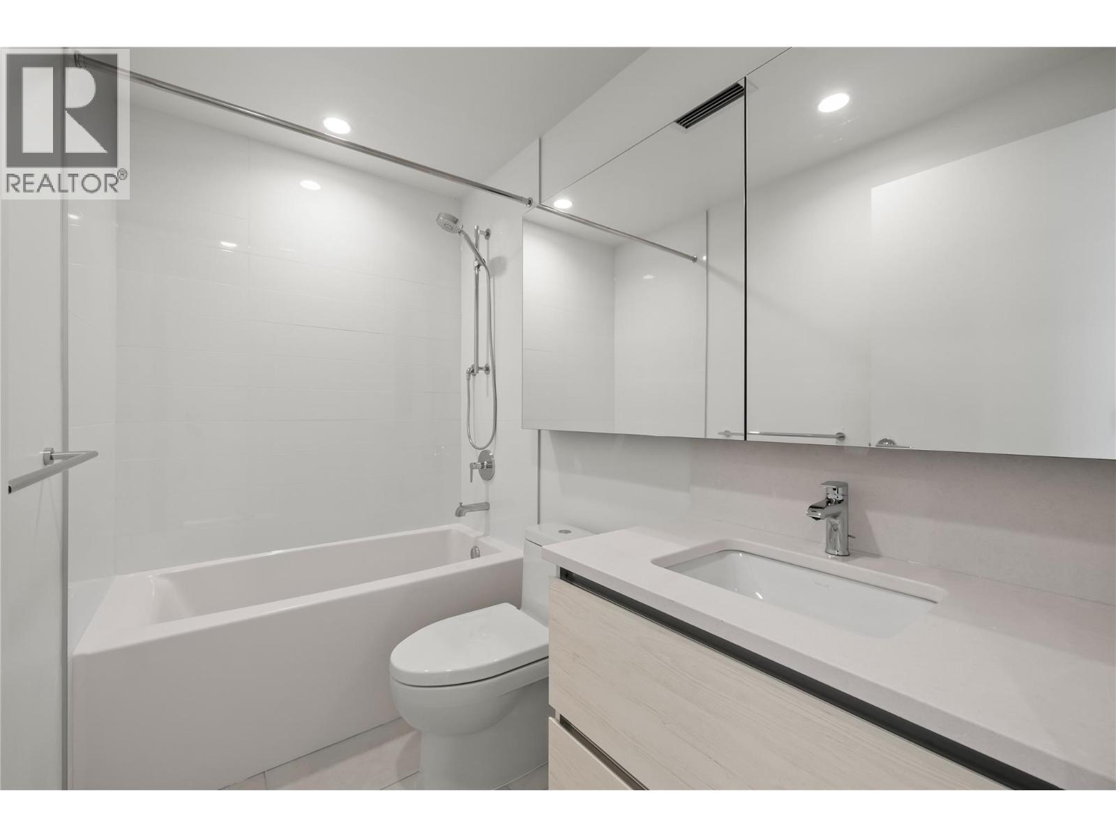 238 Leon Avenue Unit# 1704, Kelowna, BC - Indoor Photo Showing Bathroom