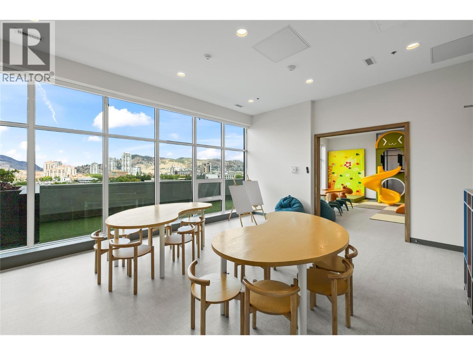 238 Leon Avenue Unit# 1704, Kelowna, BC - Indoor Photo Showing Dining Room