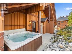 SKi in to back patio/hottub -