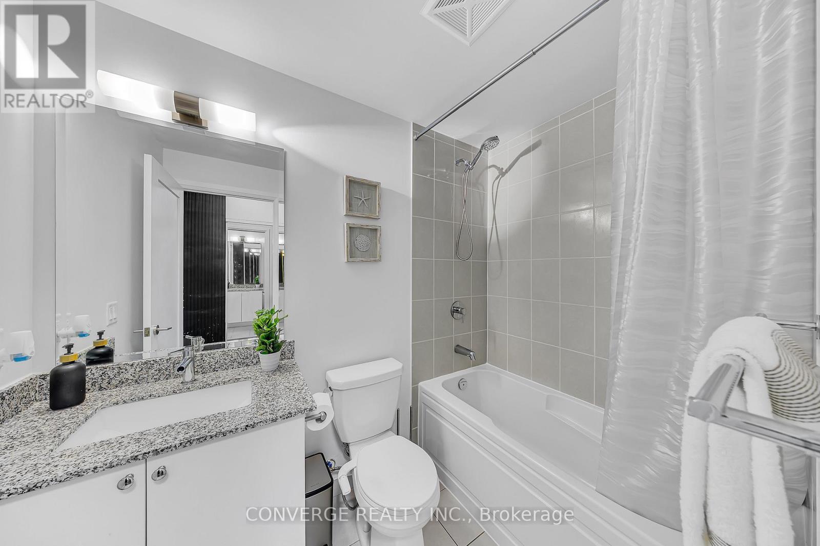 1310 - 3220 Sheppard Avenue E, Toronto, ON - Indoor Photo Showing Bathroom