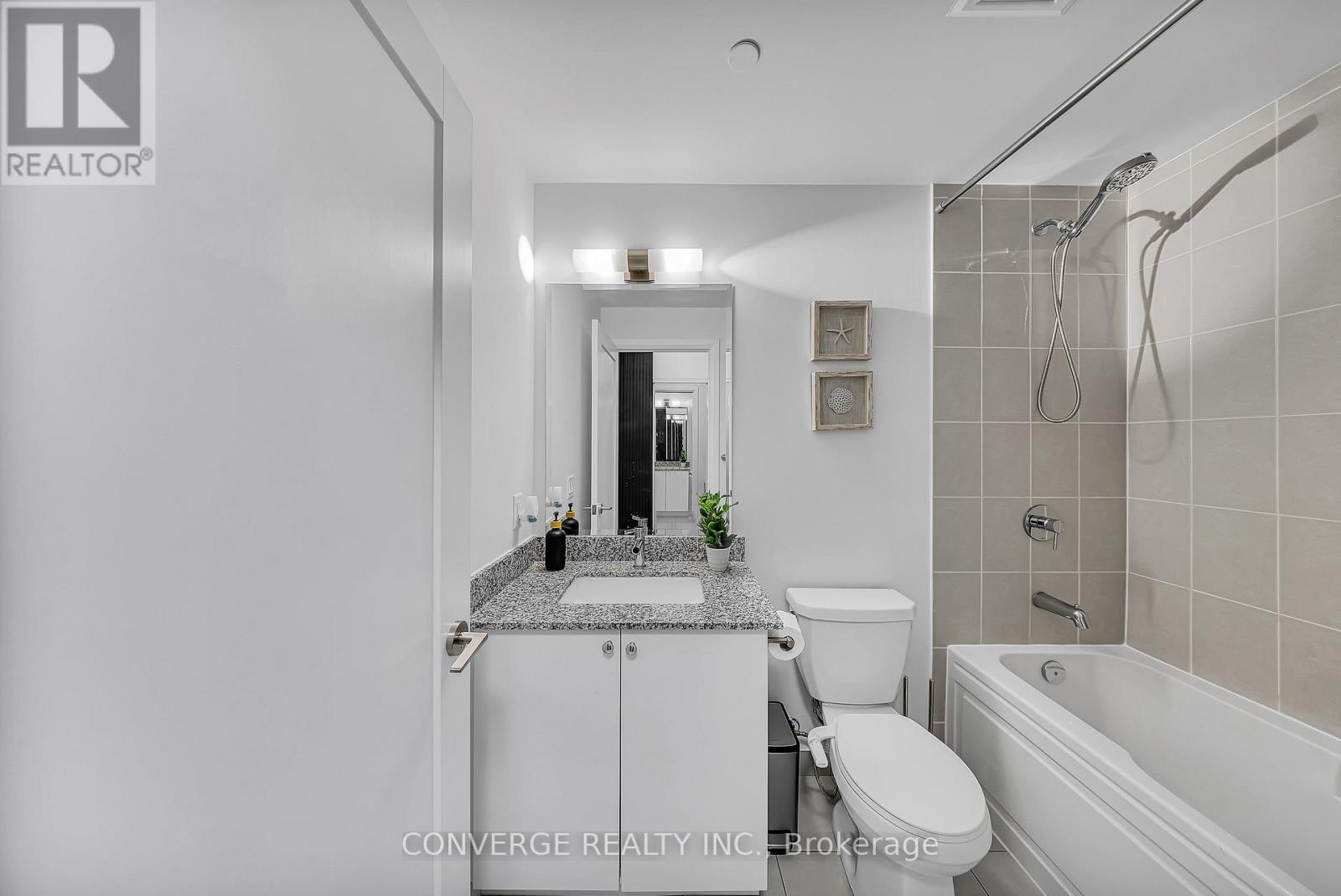 1310 - 3220 Sheppard Avenue E, Toronto, ON - Indoor Photo Showing Bathroom