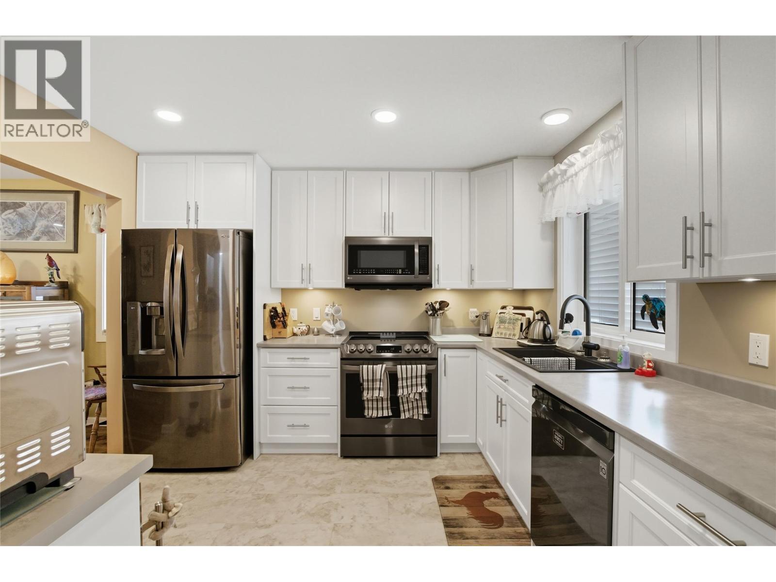 1195 14Th Street Unit# 18, Kamloops, BC - Indoor Photo Showing Kitchen With Double Sink With Upgraded Kitchen