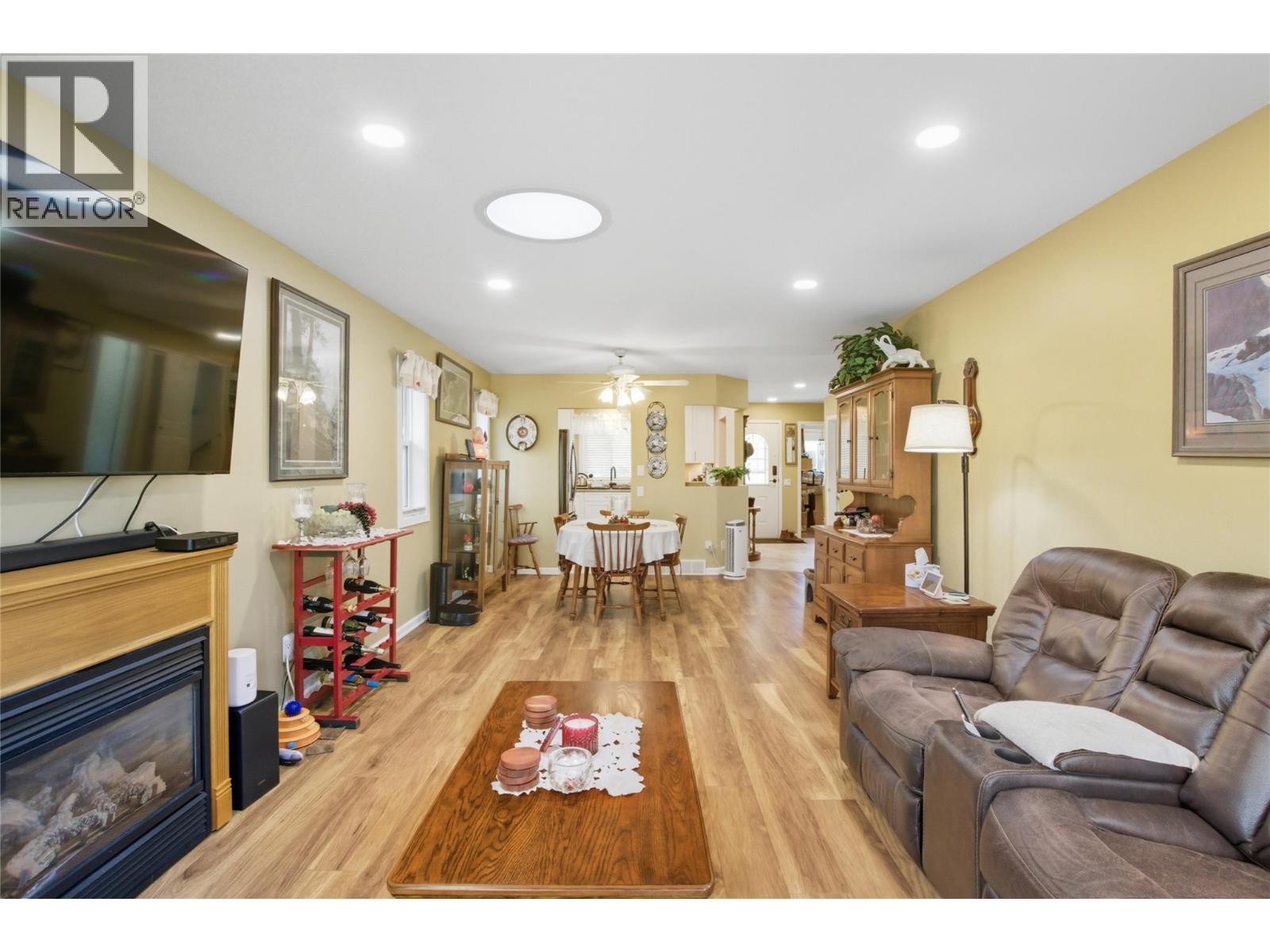 1195 14Th Street Unit# 18, Kamloops, BC - Indoor Photo Showing Living Room With Fireplace