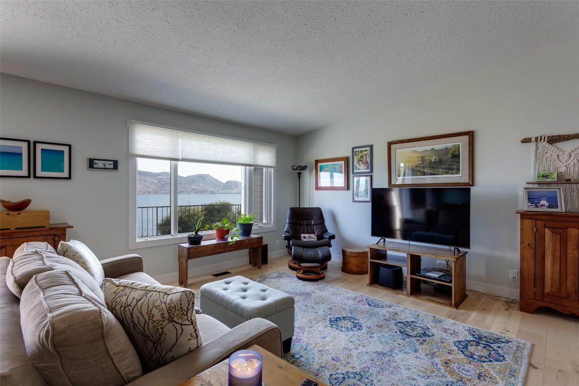 104-5970 Princess Street, Peachland, BC - Indoor Photo Showing Living Room