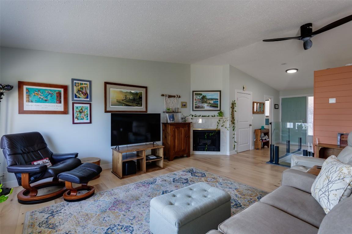 104-5970 Princess Street, Peachland, BC - Indoor Photo Showing Living Room