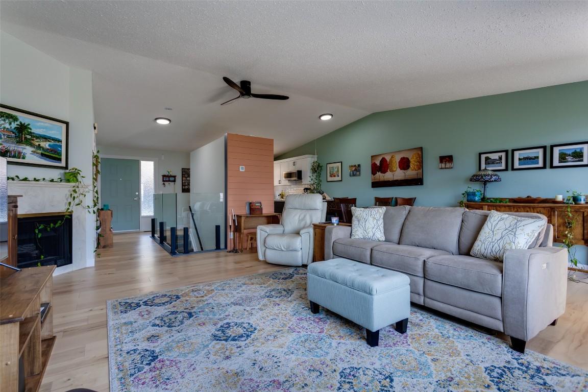 104-5970 Princess Street, Peachland, BC - Indoor Photo Showing Living Room